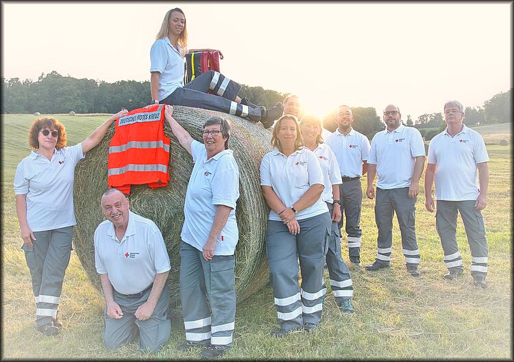 Gruppenbild am Heuballen