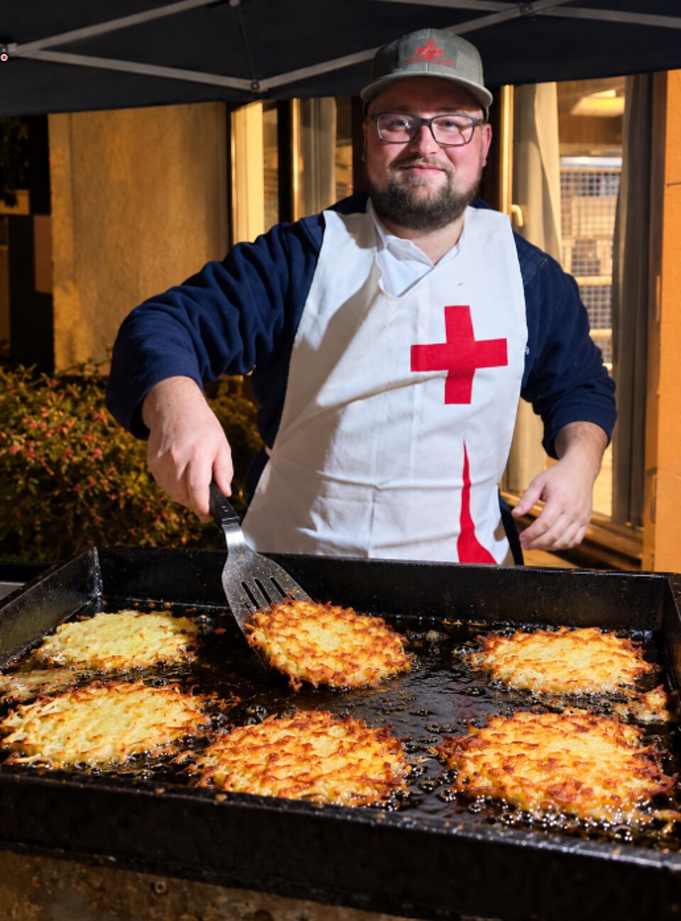 Lias Schneider bereitet frische Kartoffelpuffer zu