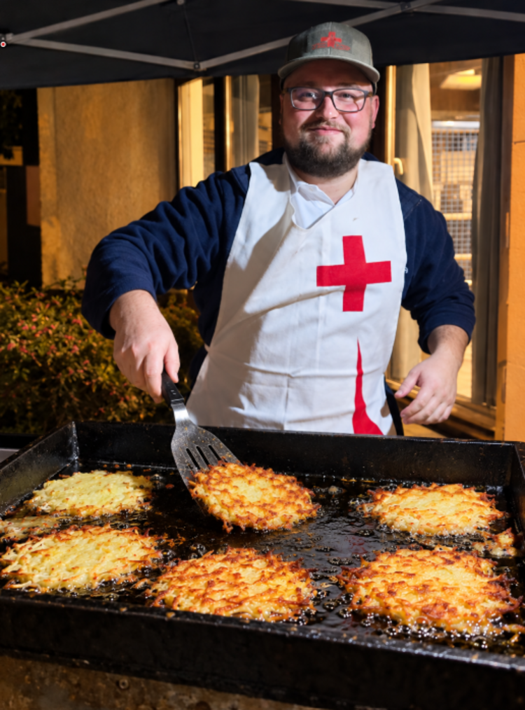 Lias Schneider bereitet frische Kartoffelpuffer zu